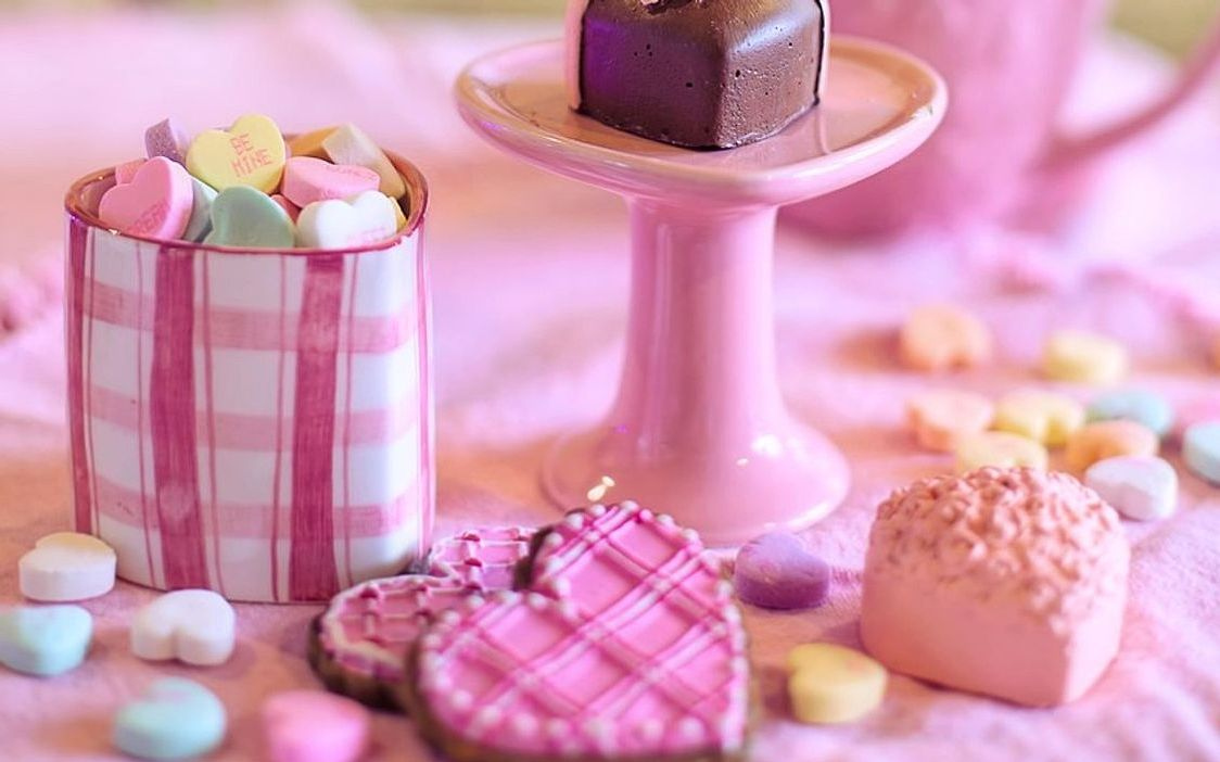 Un surtido artesanal de bombones de chocolate con cobertura brillante