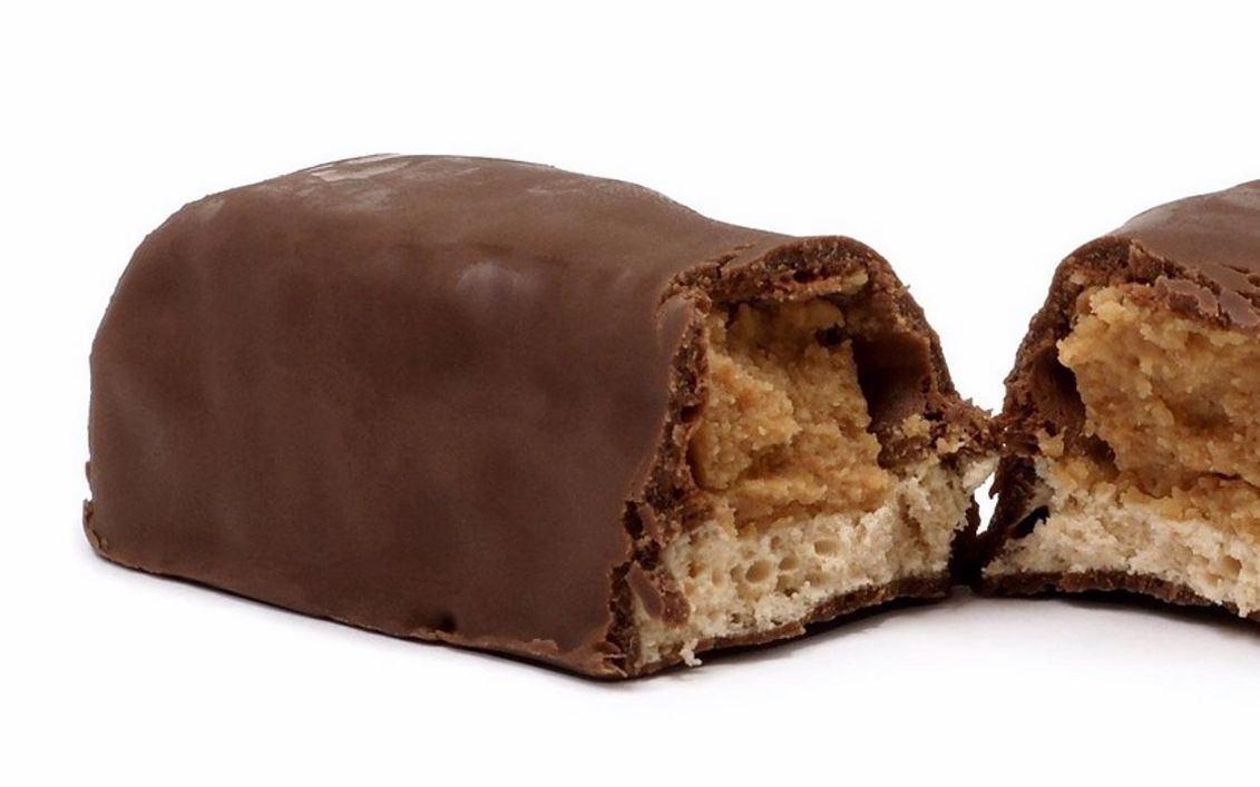 Un caramelo de menta recién hecho en una caja de regalo